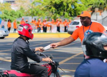 Defensa Civil realiza bandereos preventivos en las principales autopistas del país