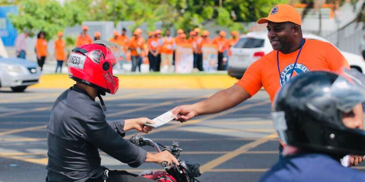 Defensa Civil realiza bandereos preventivos en las principales autopistas del país