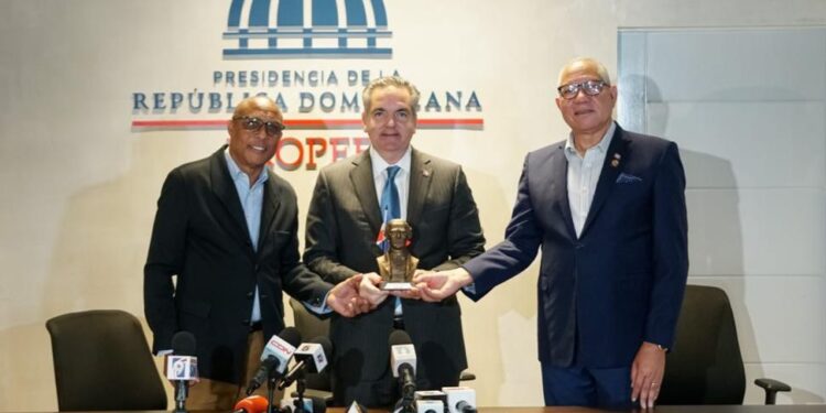 Fedodim entrega “Premio Juan Pablo Duarte a la Transparencia” al ministro Neney Cabrera