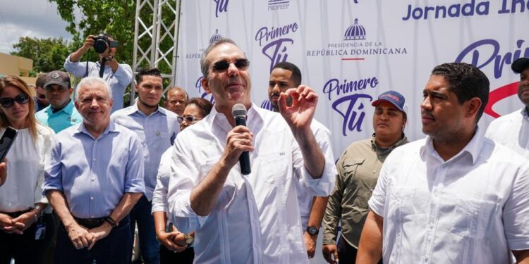 Abinader reitera el Gobierno trabaja para mejorar las condiciones de pobreza y calidad de vida de la gente