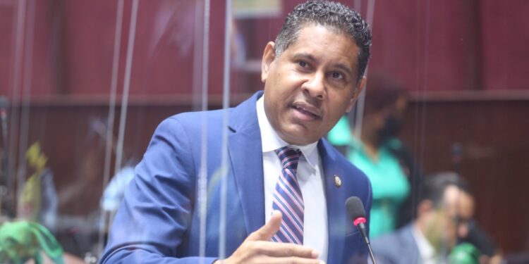 Diputado Aracena valora iniciativa de remozamiento hospital Marcelino Vélez