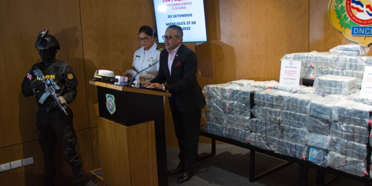 Apresan tres y les ocupan 344 paquetes presumiblemente Cocaína