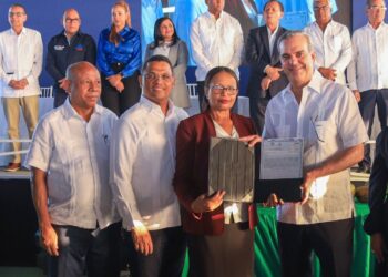 Presidente Abinader completa entrega de 695 títulos de propiedad en Los Mina