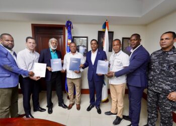 FENATRANO y Gobierno firman acuerdo sobre transformación del transporte colectivo de pasajeros