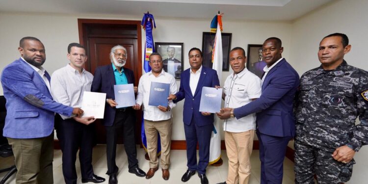 FENATRANO y Gobierno firman acuerdo sobre transformación del transporte colectivo de pasajeros