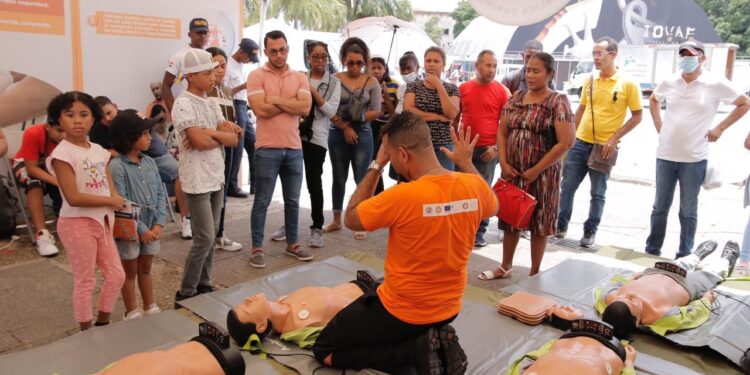 Defensa Civil continúa enseñando a salvar vidas en la Feria del Libro