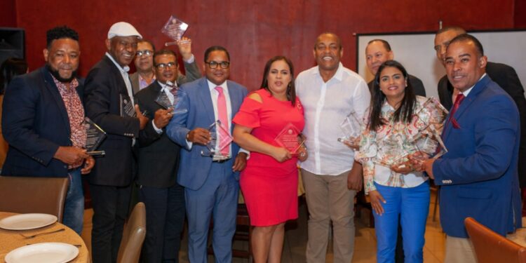 Alcaldía SDO premia a Locutores y periodista por sus aportes y trayectoria