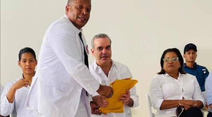 Regidor  Luis Vallejo entrega  al    presidente Abinader pliego de obras sociales para Los Alcarrizos