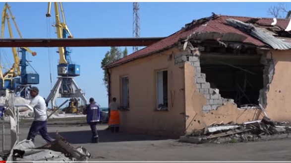 Devastación en el puerto de Mariúpol, con fondo de bombardeos contra último reducto de resistencia