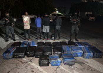 En operación conjunta apresan 8 personas y ocupan 1,402 paquetes de Cocaína