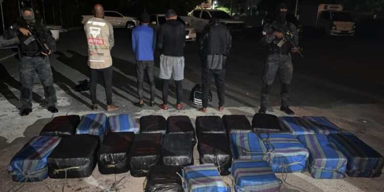 En operación conjunta apresan 8 personas y ocupan 1,402 paquetes de Cocaína
