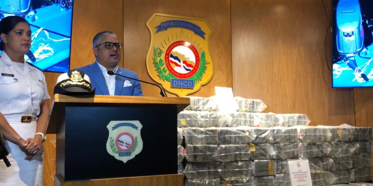 Autoridades arrestan a dos hombres y decomisan 700 paquetes presumiblemente cocaina en SPM