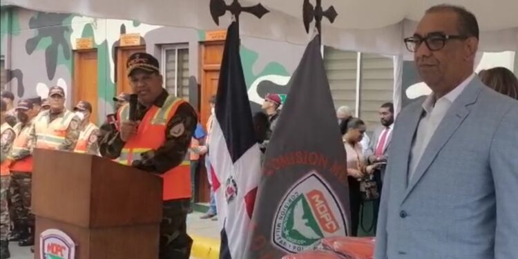 Ministro Obras Públicas entrega equipos y vehículos a COMIPOL para reforzar labores de asistencia en SS