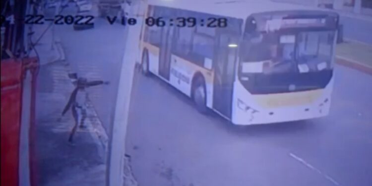 Hubieres pone a disposición de autoridades videos momento en que individuo lanza piedra a autobús corredor Charles de Gaulle