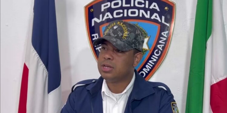 Apresan mujer quemó en estufa ambas manos a hijo de seis años en La Vega