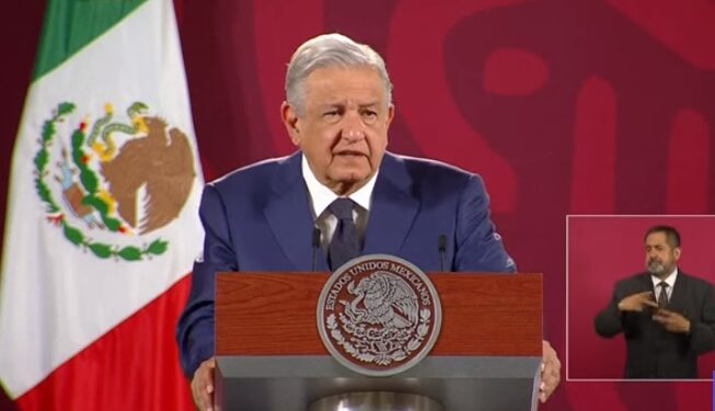 Presidente mexicano denuncia “traición” opositora tras revés legislativo a su reforma eléctrica