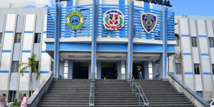 Policía Nacional apresa a dos hombres por asalto a taxista