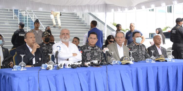 Gobierno presenta las primeras 339 unidades policiales equipadas con car kits