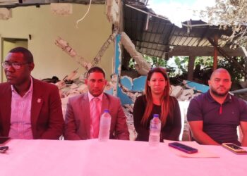 Ex alcaldesa Boca Chica y regidores acuden en auxilio familia desalojada abusivamente de  propiedad