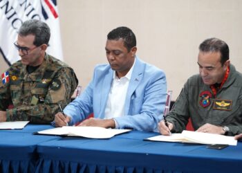 Liga Municipal Dominicana dona helicóptero al ministerio de Defensa