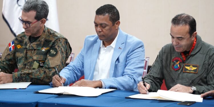 Liga Municipal Dominicana dona helicóptero al ministerio de Defensa