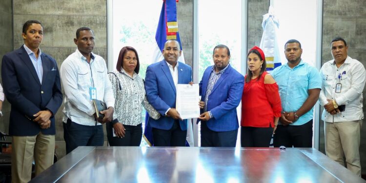 Departamento Aeroportuario recibe resolución de ayuntamiento Oviedo en respaldo a aeropuerto “Cabo Rojo” Pedernales