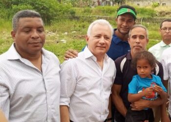 Regidor Luis Vallejo acompaña autoridades en visita a desalojados en busca de solución a esas familias