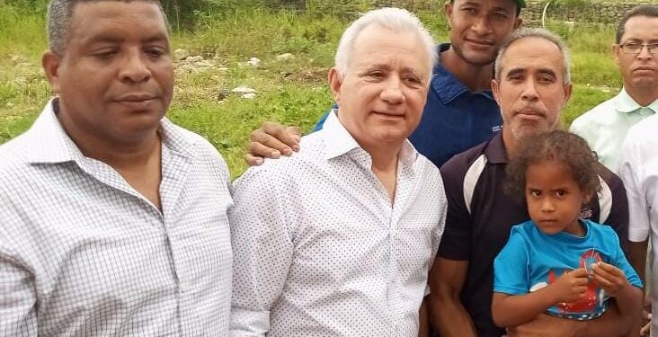 Regidor Luis Vallejo acompaña autoridades en visita a desalojados en busca de solución a esas familias