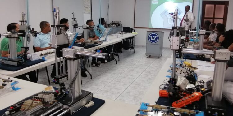 Empresa especializa a técnicos e ingenieros en neumática industrial