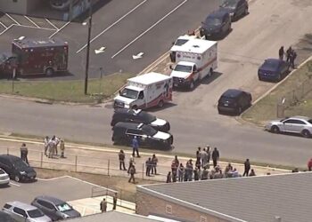 Abren fuego y mata al menos 14 niños y un profesor en escuela de Texas