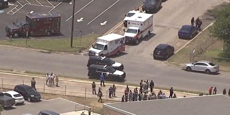 Abren fuego y mata al menos 14 niños y un profesor en  escuela de Texas