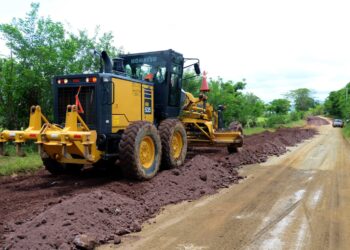 Ministro Obras Públicas supervisa trabajos construcción carretera Hacienda Estrella-Los Coquitos Monte Plata