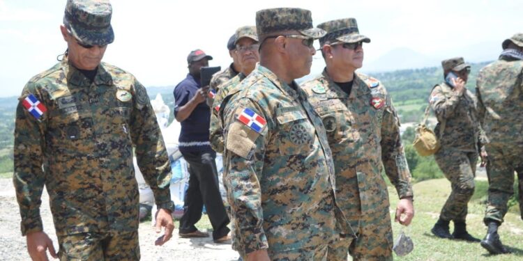 Jefe del Ejército realiza recorrido de supervisión en zona fronteriza