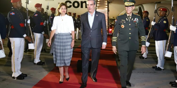 Presidente Abinader regresa al país desde Suiza tras destacada participación en la 75va Asamblea Mundial de la Salud y el FEM