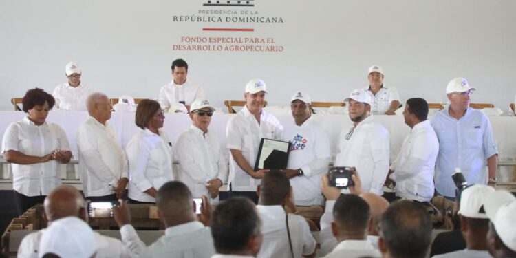 Presidente Abinader entrega RD$45 millones en créditos a 100 productores ovinocaprino en Pedernales