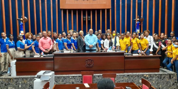 Senador Lenin Valdez lleva a estudiantes de Don Juan a Congreso como  “Senadores por un día”