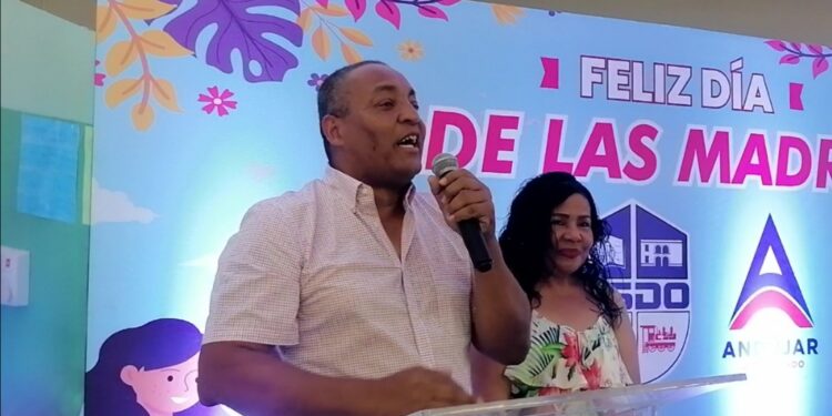 Alcaldía Santo Domingo Oeste agasaja a las madres en su Día