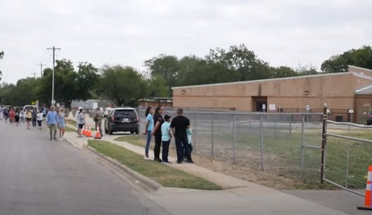 Texas desconsolada honra a niña víctima de masacre escolar