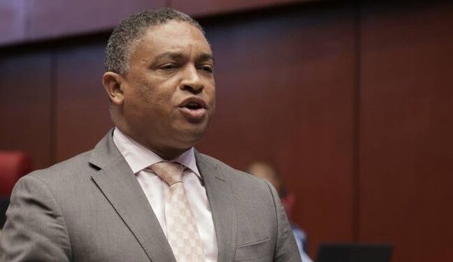 Senador Yván Lorenzo desafía a director del DGCP