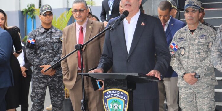 Presidente Abinader dispone acciones de la Policía para desarticular delincuentes y garantizar seguridad ciudadana