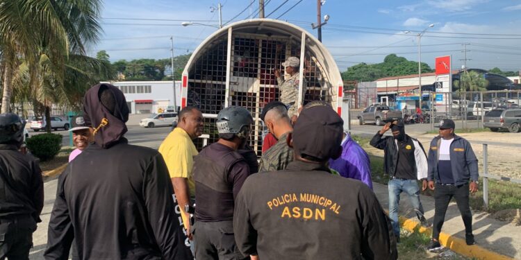 ASDN y Migracion detienen 166 haitianos ilegales arrabalizaban vía pública