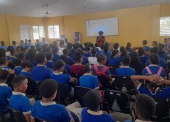 Policía Antipandillas lleva charlas preventivas a más de 680 personas en distintos centros educativos
