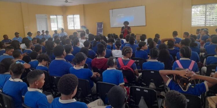 Policía Antipandillas lleva charlas preventivas a más de 680 personas en distintos centros educativos