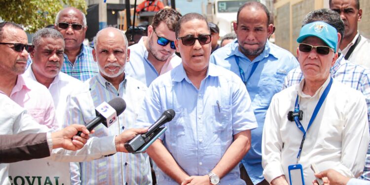Obras Públicas inicia inversión 55 millones de pesos en trabajos asfaltado y bacheo El Cachón de la Rubia SDE