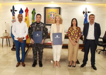 Embajadora Unión Europea en RD entrega equipos donados por  Fundación Internacional y para Iberoamérica de Administración y Políticas Públicas a PN