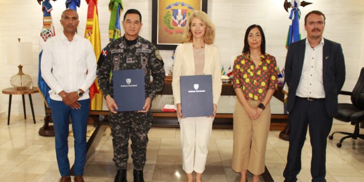 Embajadora Unión Europea en RD entrega equipos donados por Fundación Internacional y para Iberoamérica de Administración y Políticas Públicas a PN