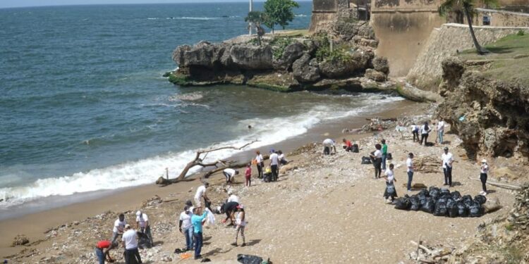 Fundación Raymond Rodríguez realiza amplia  jornada de limpieza de playas