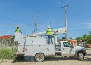 Edesur trabaja para iluminar y electrificar cuatro comunidades en Las Matas de Farfán