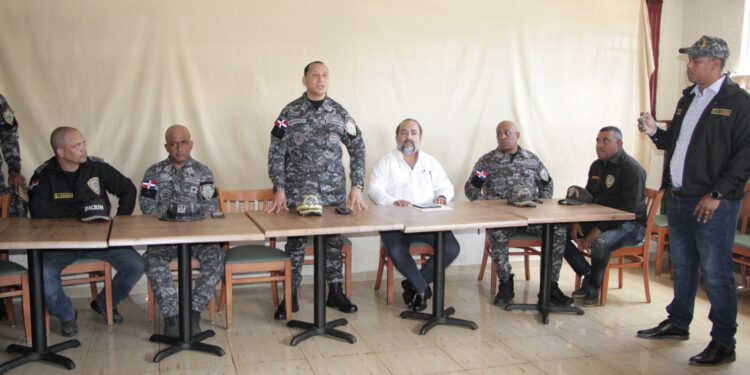 Comerciantes e importadores de Villa Consuelo realizan acercamiento con director Z-45 PN en DN