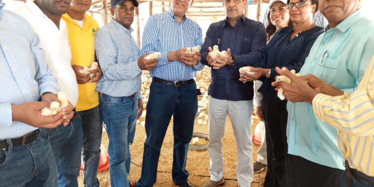 Ministro Agricultura y Leonardo Faña dan inicio al programa “Siembra RD” en Monte Plata